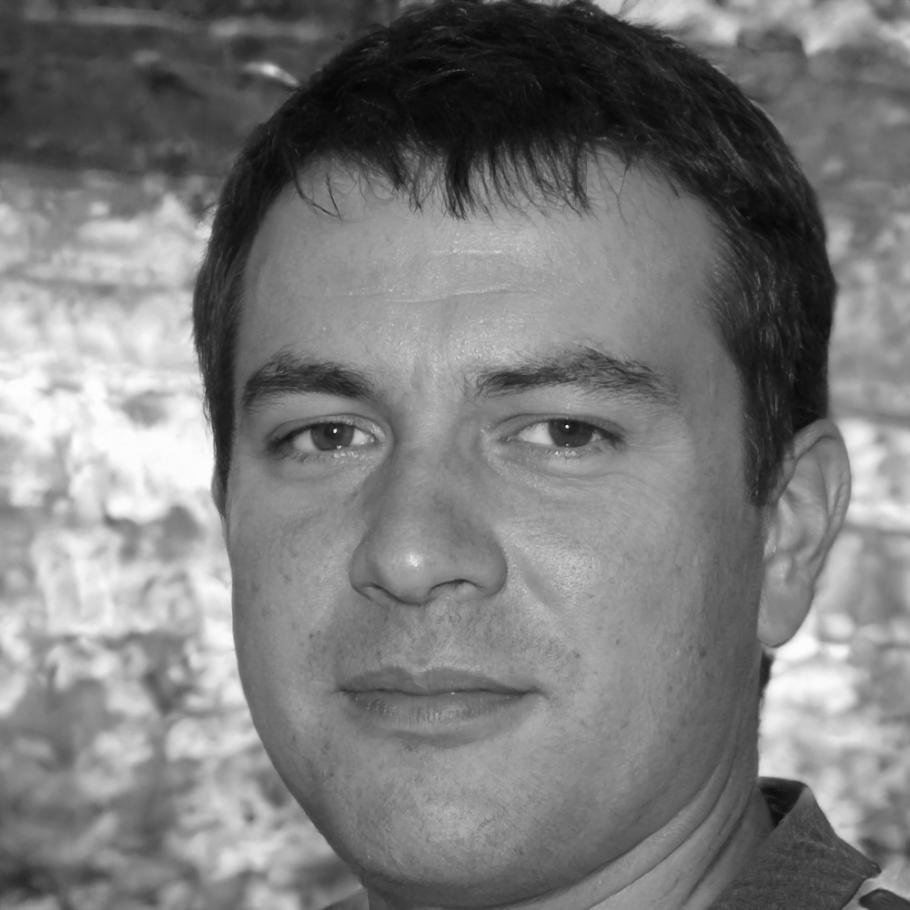 Retrato profesional de Alejandro Vega