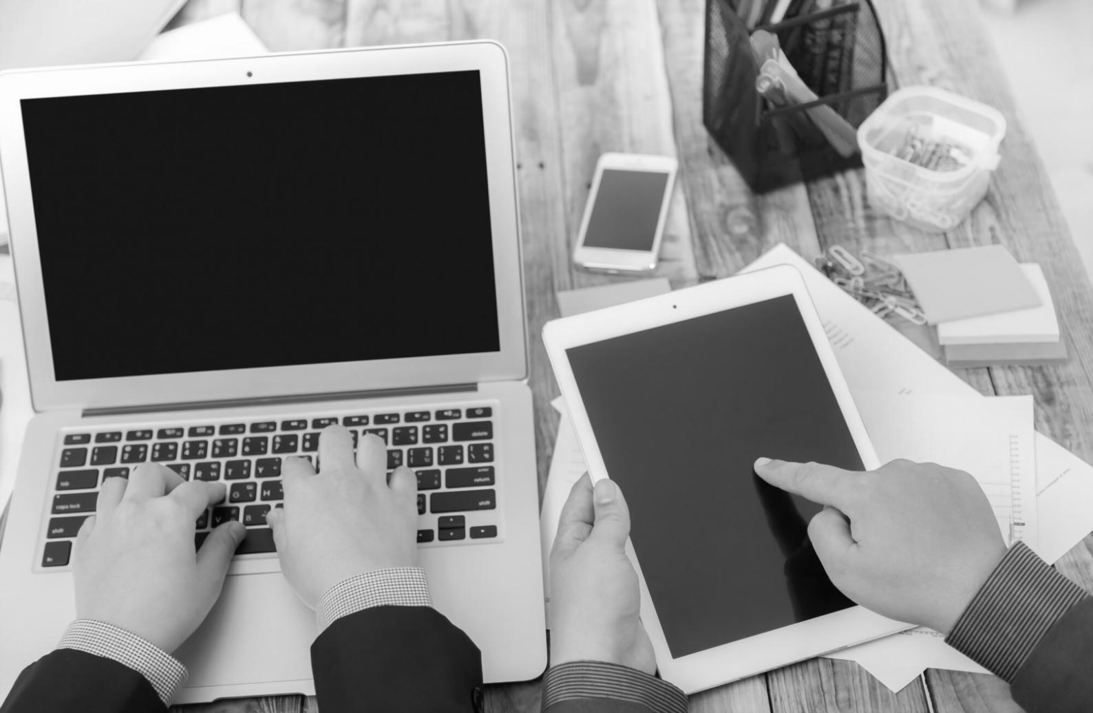 Sesión de trabajo en grupo analizando informes financieros